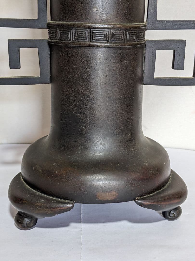 ♦古作 古銅 鎚起 盤口形 雷文様形双耳 三足 花器 大正時代 明治時代 骨董品