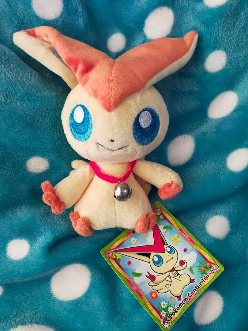 ポケモン　ポケモンセンタートウホク　やすらぎのすずをもったビクティニぬいぐるみ