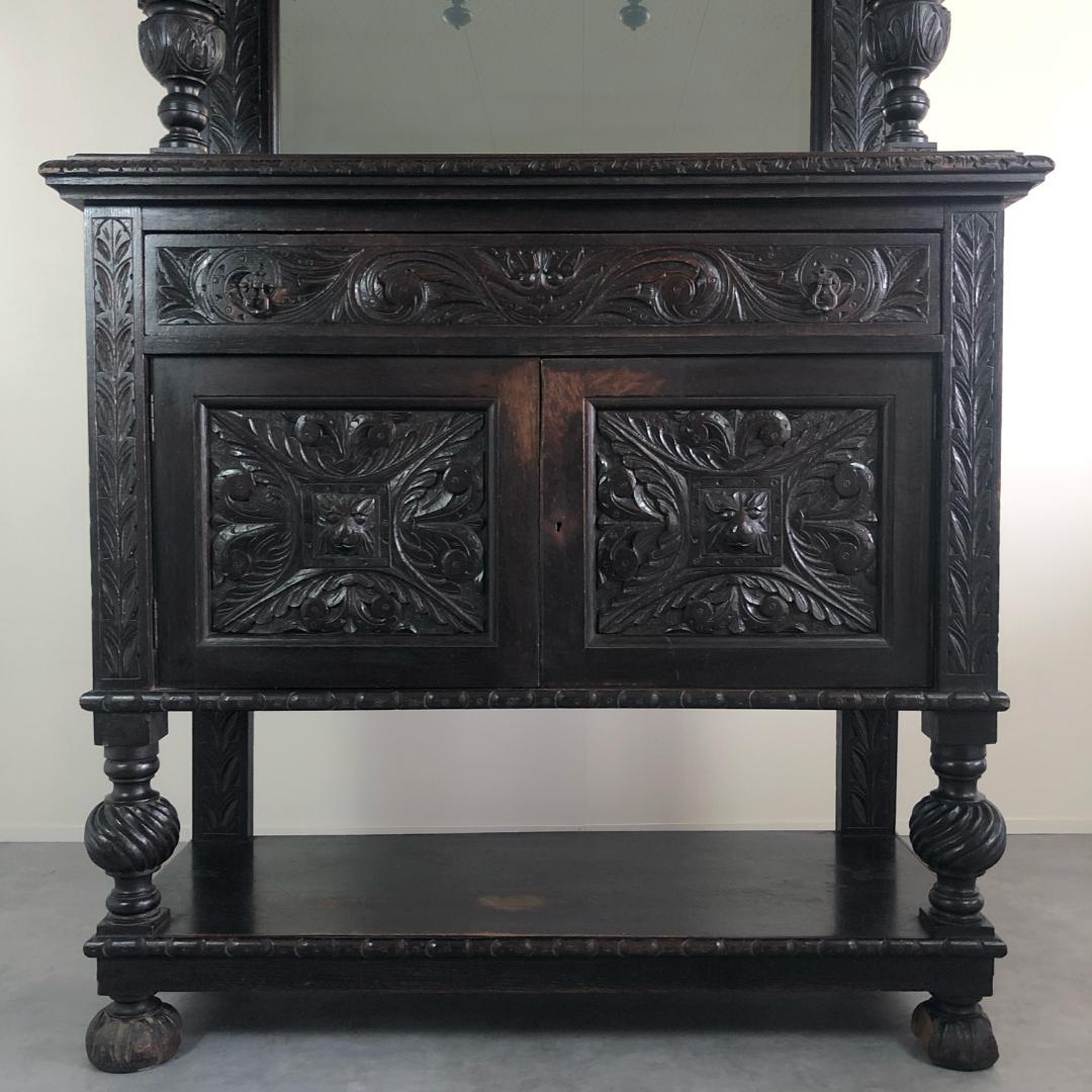 ゴシック調　アンティーク　サイドボード