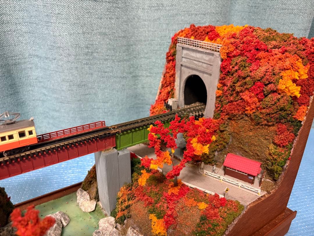 鉄道模型 ジオラマ　紅葉風景　(鉄道模型付き)