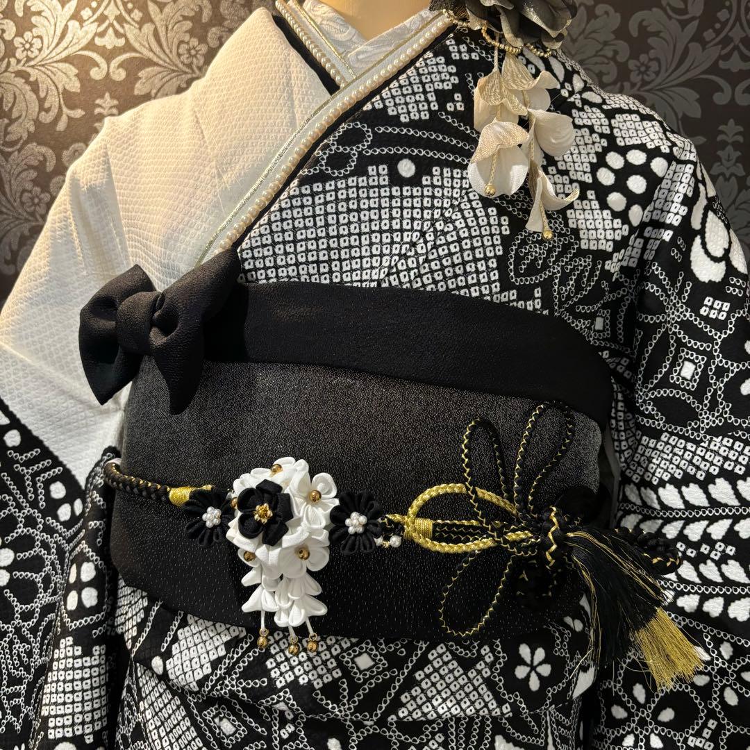 美品　総絞り　作家物　白黒　花模様　金彩　逸品　振袖　フルセット 振り袖