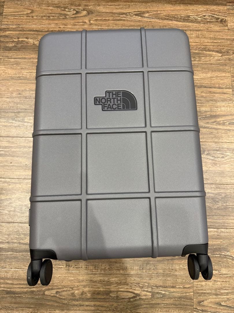 日本未発売　新品未使用　ザノースフェイス グレー　キャリーケース　２４インチ