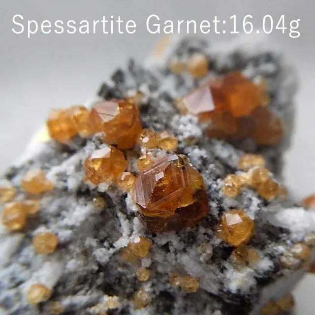 16.04g　ガーネット　母岩付き　スペサルタイト　共生鉱物　鉱物標本