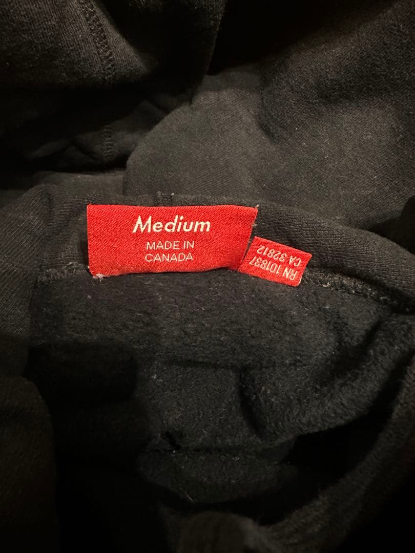 【値下げ・先着順】Supreme ロゴ　ブラック パーカー　Mサイズ