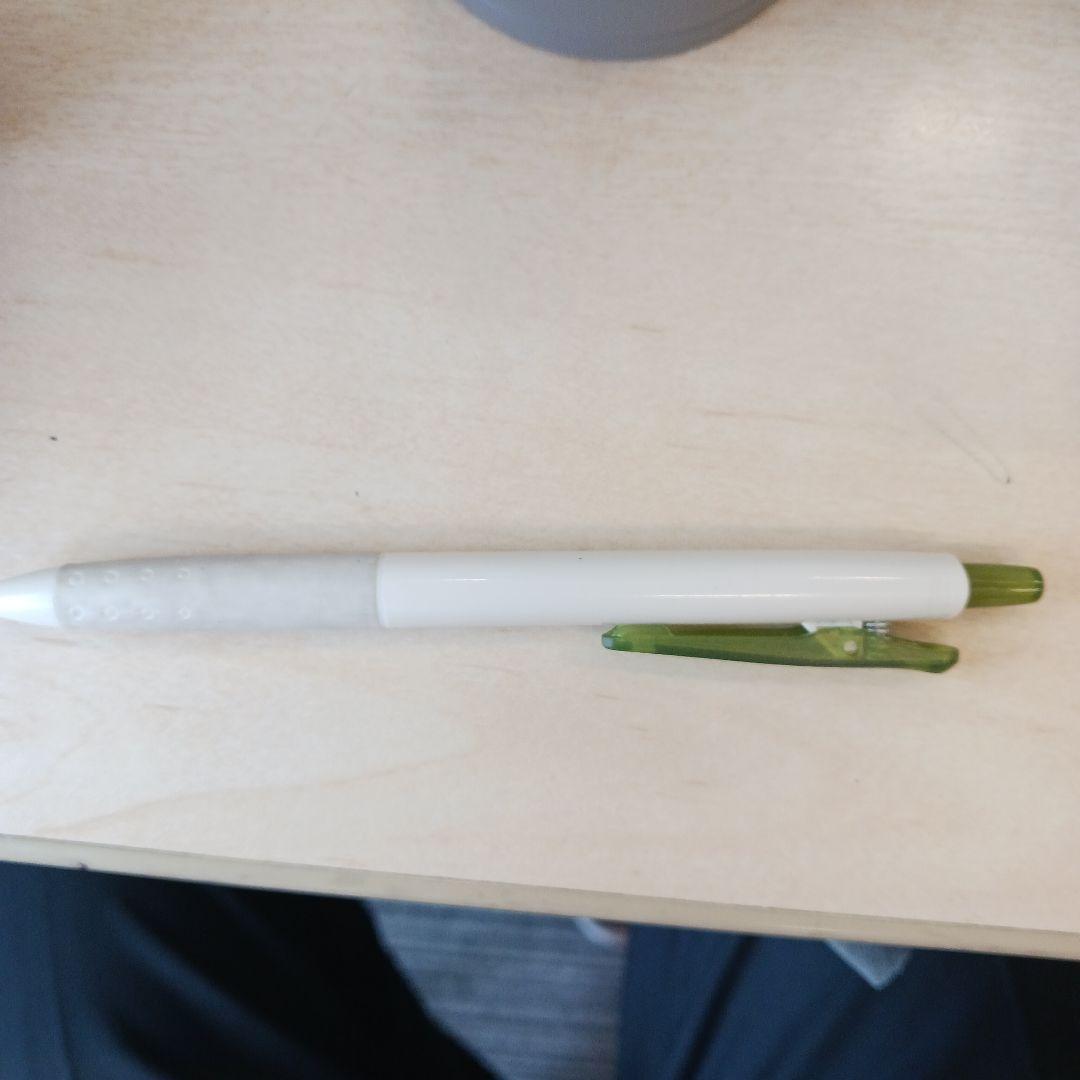 ホワイトボールペン グリーンクリップ