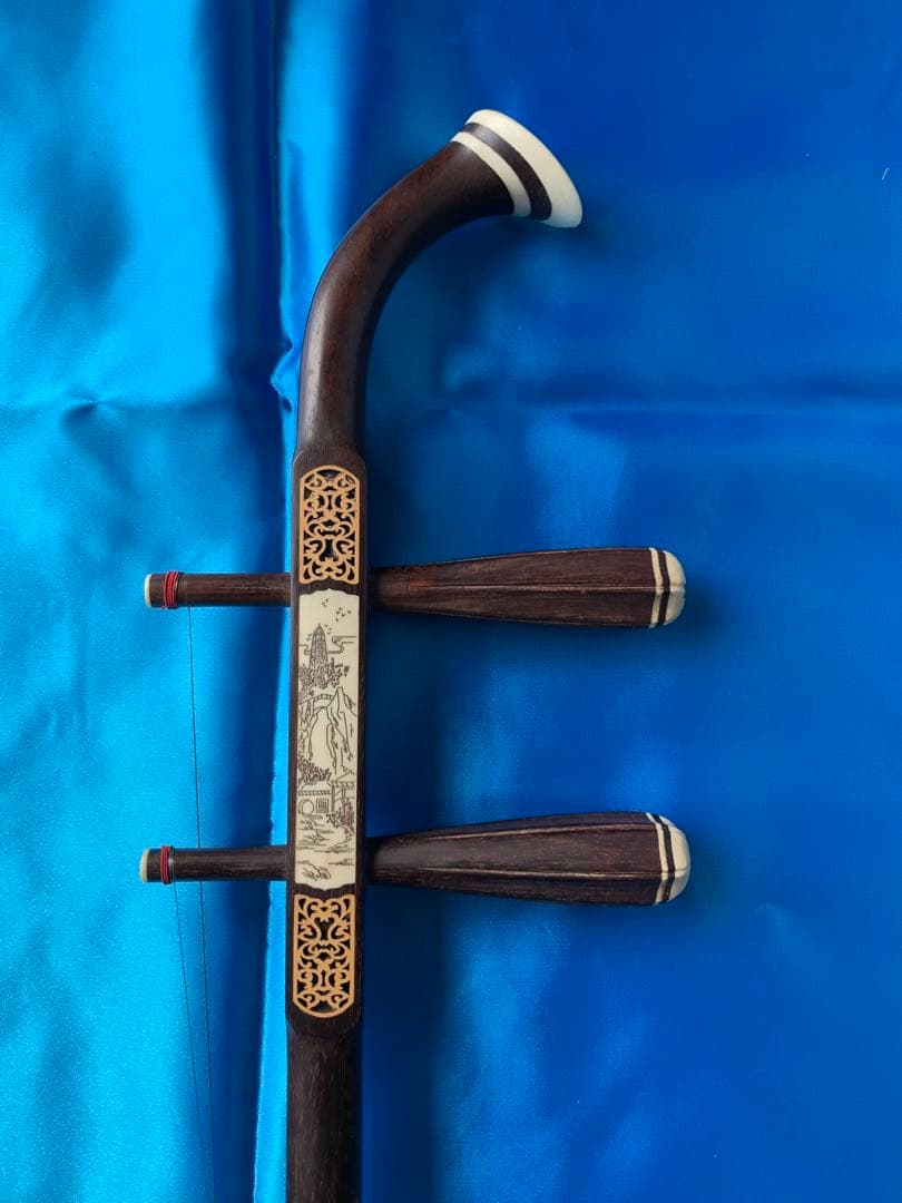 二胡★國際コンクール優勝者★万菊根先生の製作した★老紅木二胡です。