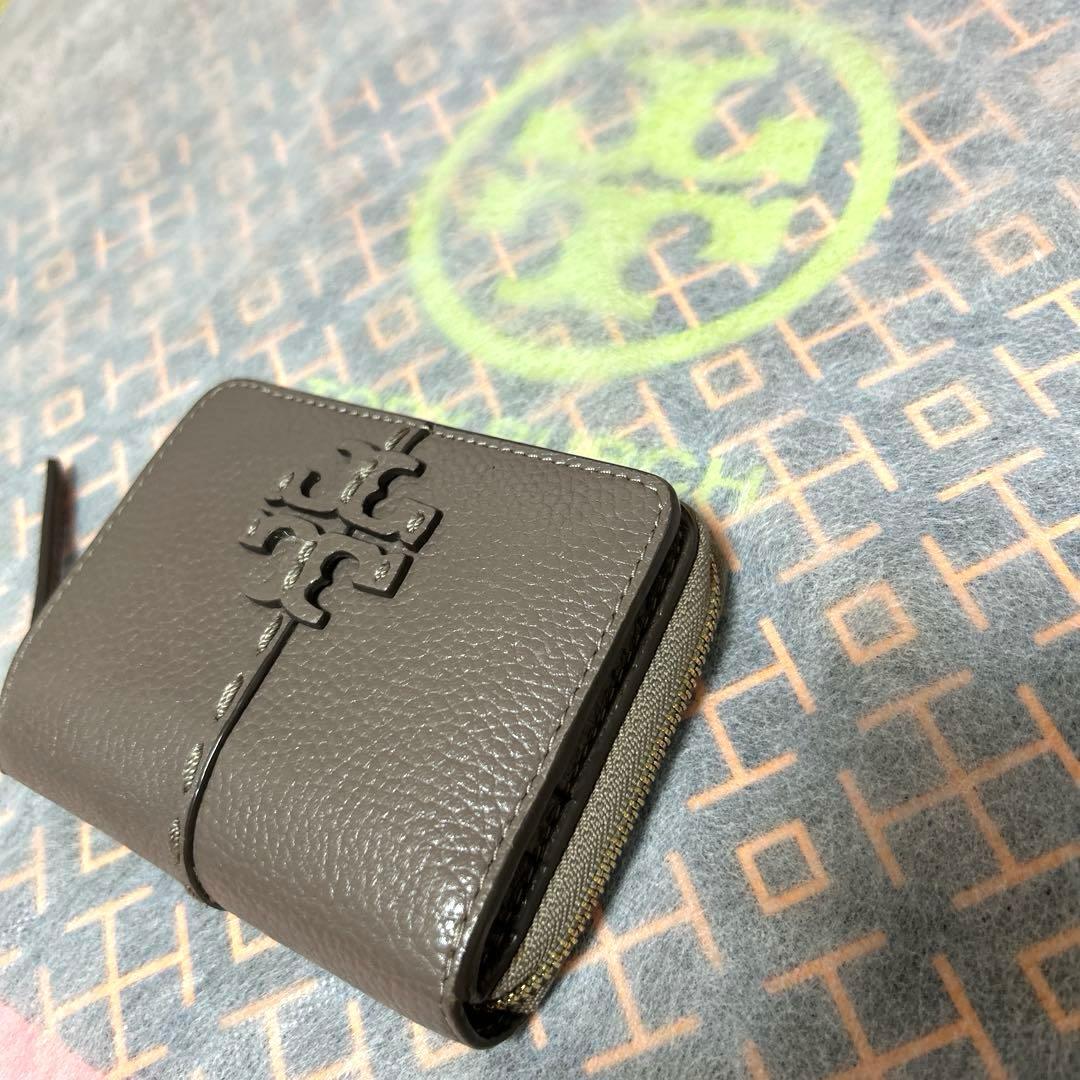 極美品　Tory Burch グレー系　レザー二つ折り財布