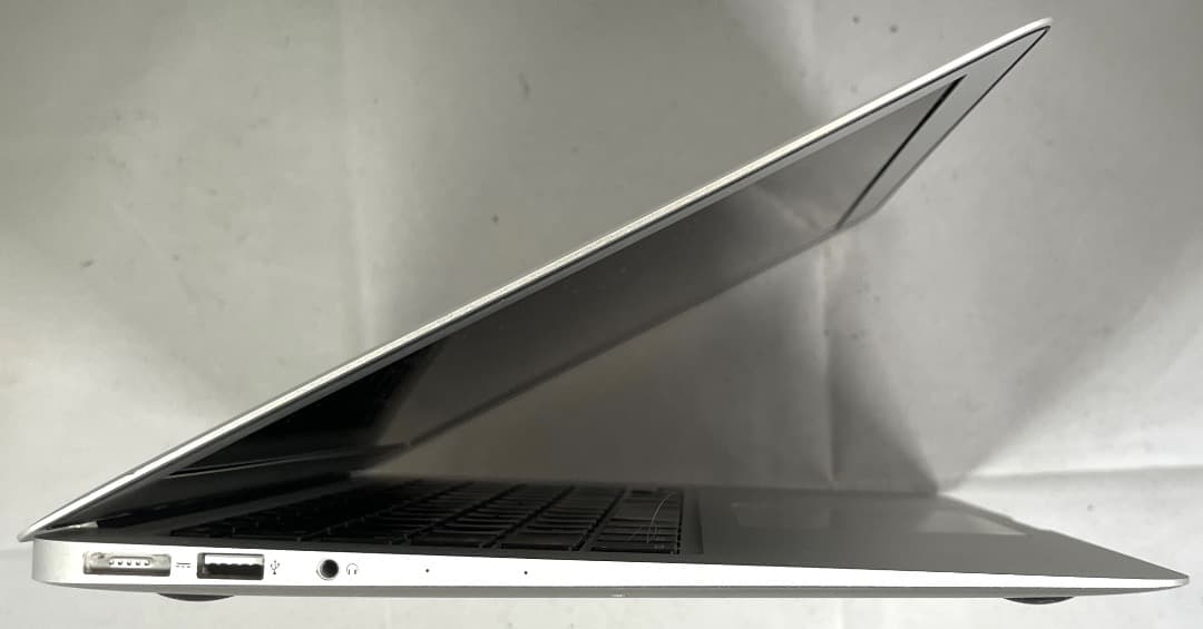 MacBook Air（Early2015） Sonoma稼働 筐体一部ワレあり