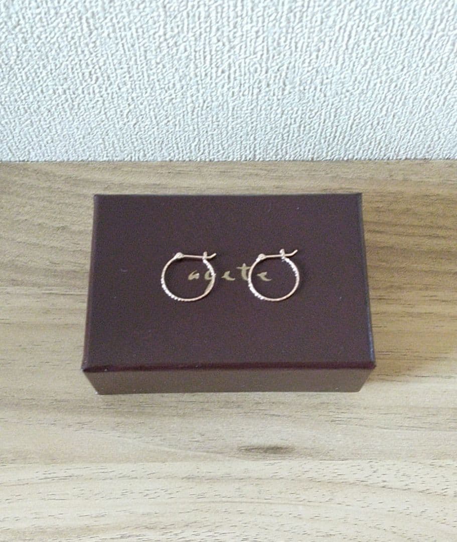 agete ゴールド ツイストデザイン ピアス　k10　1.5cm