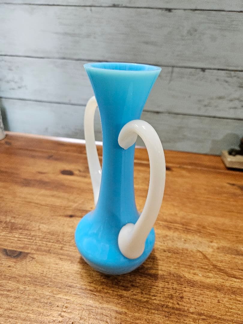 フランスアンティーク オパリンガラスの花瓶 一輪挿し ハンドル付き 花器 花入れ