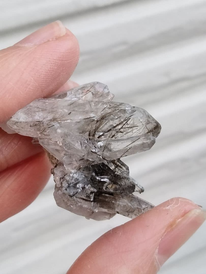 国産鉱物　山梨県　塩山竹森山　天然水晶　虹入り　トルマリン入り水晶