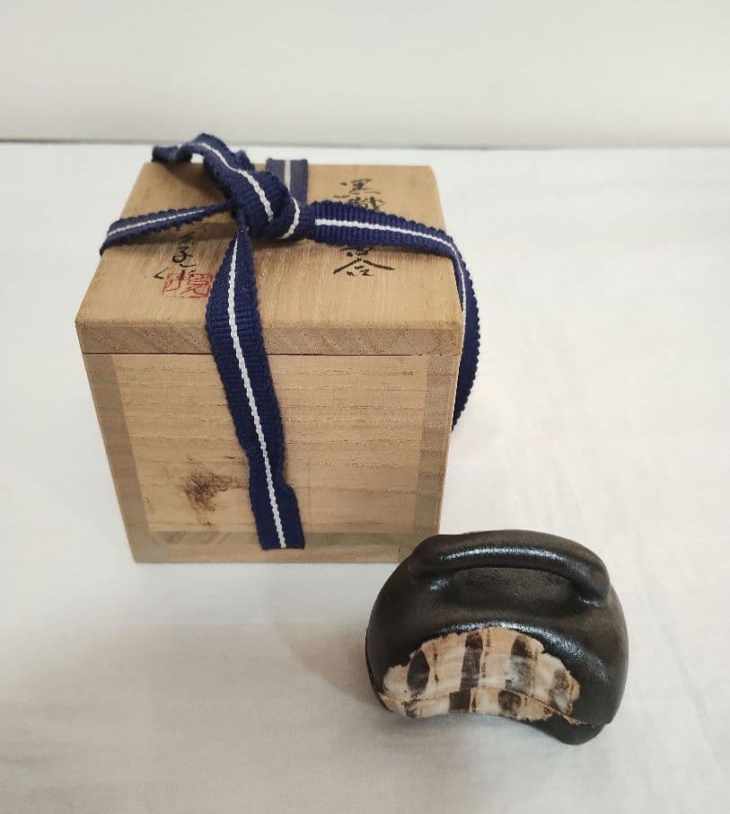 黒織部弾香合　木箱入【陶器/茶道具】