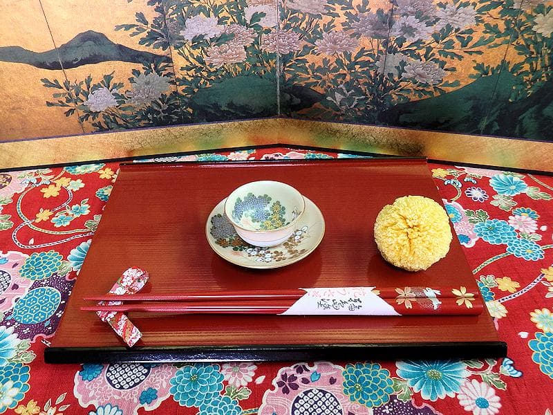 九谷　柄本暁舟　金襴手　秋草の図　盃及び盃台セット　F179AS-DAw