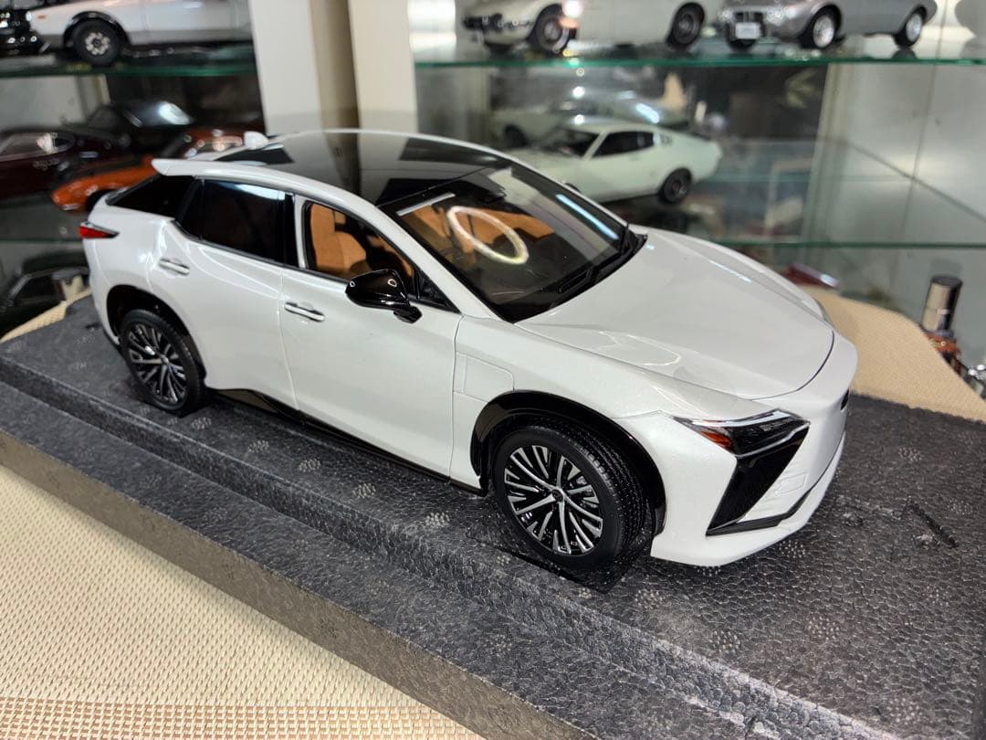 京商 1/18 レクサス RZ 450e