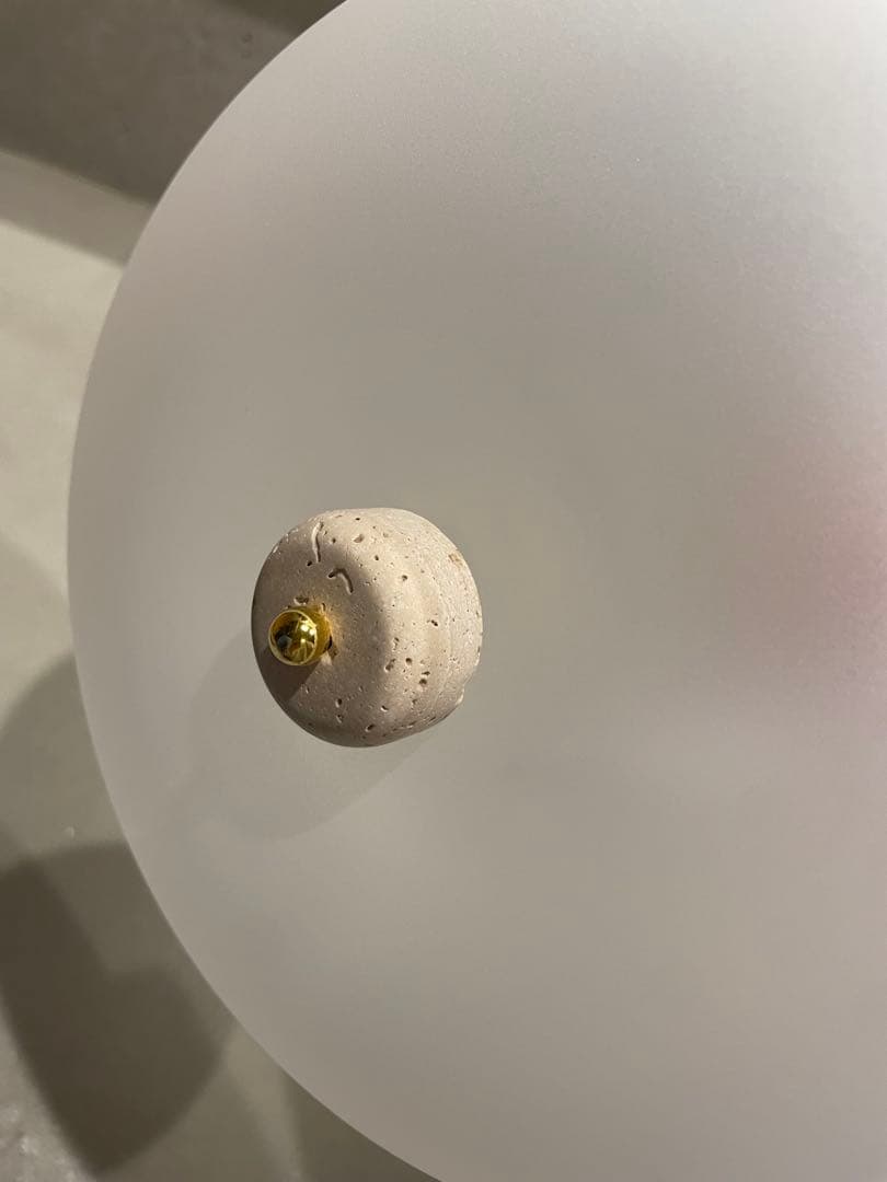 半透明ガラスと大理石の オーバル ペンダントライト