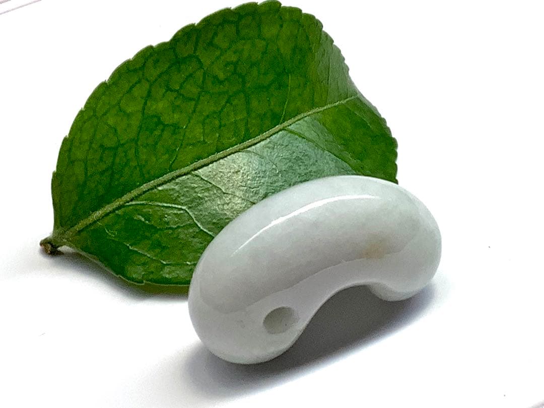 ✳粋の逸品‼️珍しい多彩色‼️糸魚川翡翠勾玉　数少ない1点 お守りに鑑定機関鑑別書