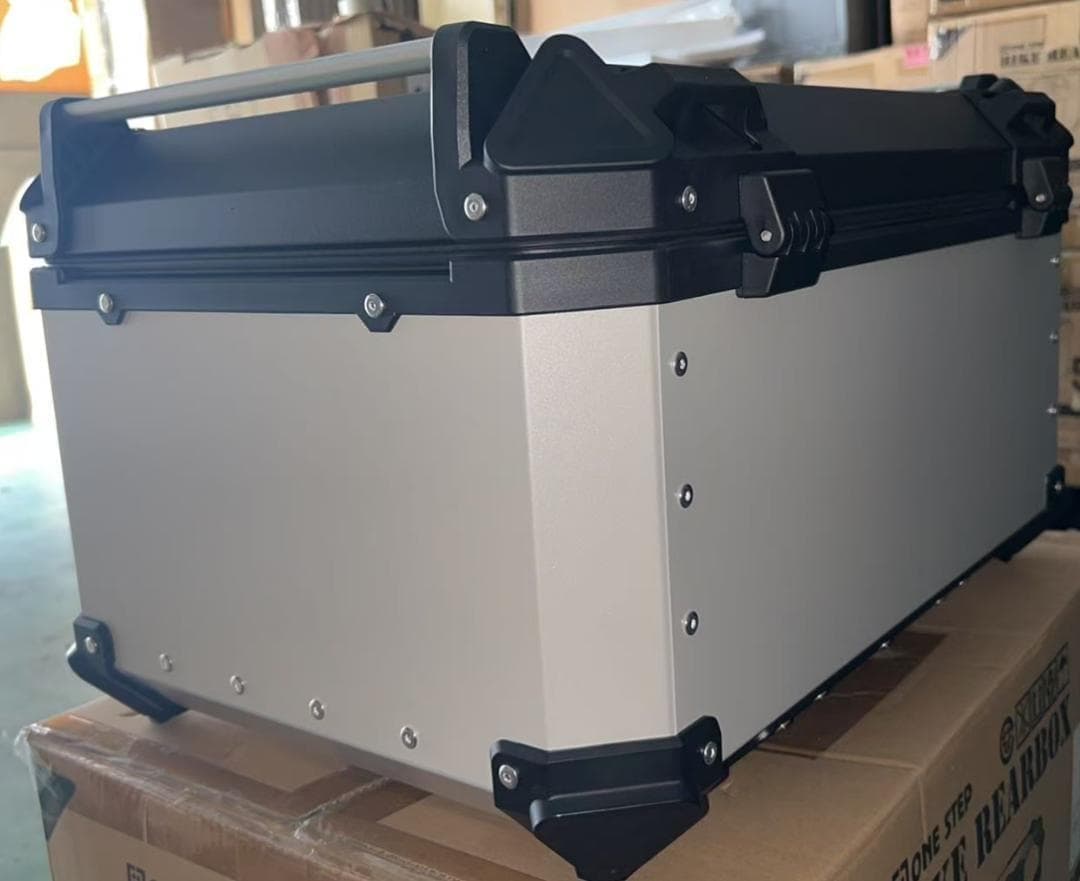 未使用中古美品　65L　バイクリアボックス アルミ制　シルバー