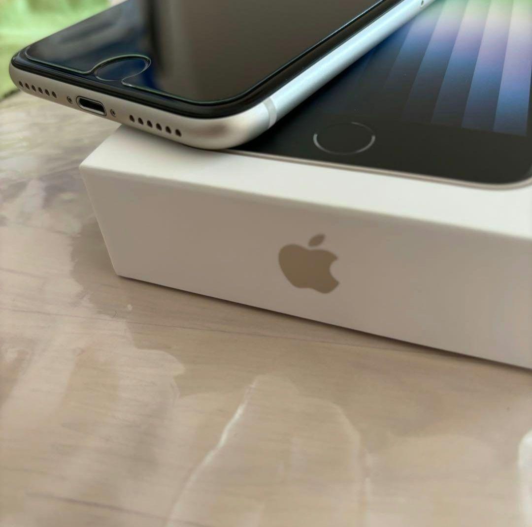 【美品】iPhone SE 第3世代 スターライト 64 GB SIMフリー