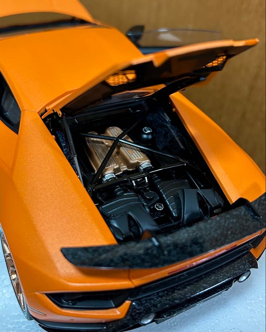 オートアート　ランボルギーニ　ウラカン 1/18スケール