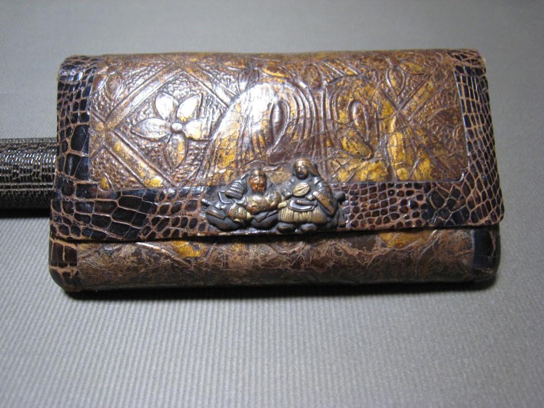 金唐革　花文　煙草入　煙管入　夫婦図　彫金　金具　瑪瑙　緒締　革製　提げ物　骨董