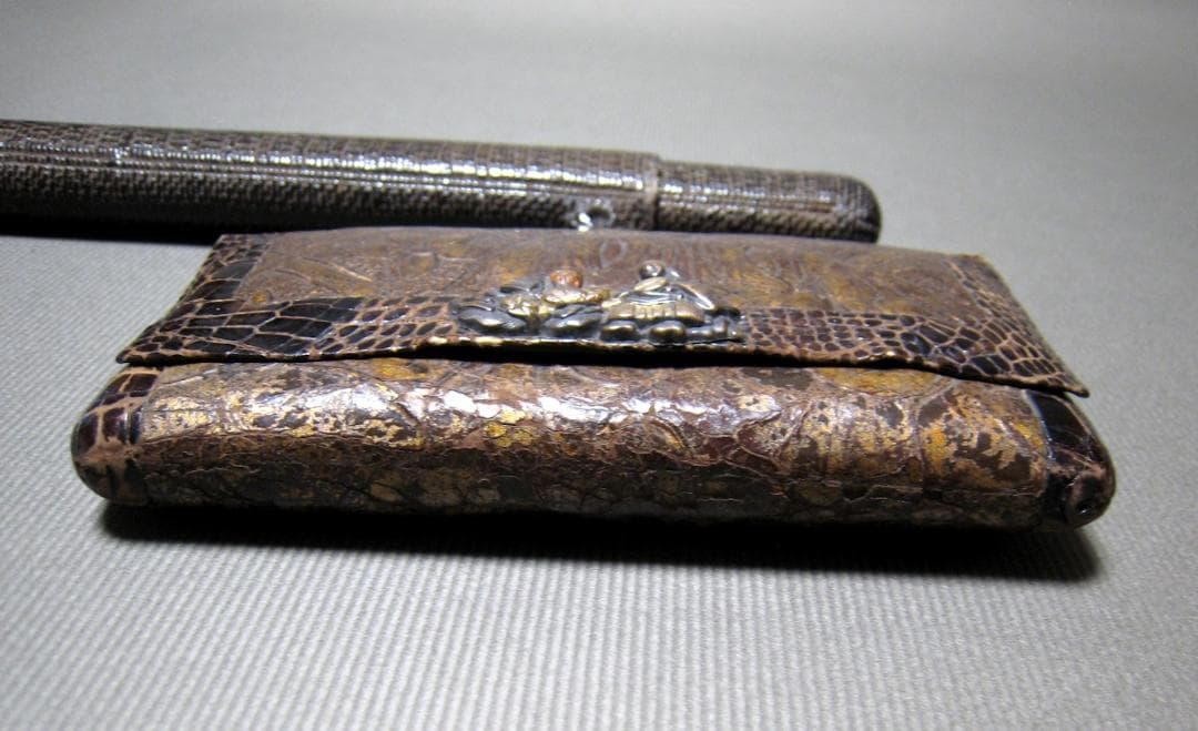 金唐革　花文　煙草入　煙管入　夫婦図　彫金　金具　瑪瑙　緒締　革製　提げ物　骨董