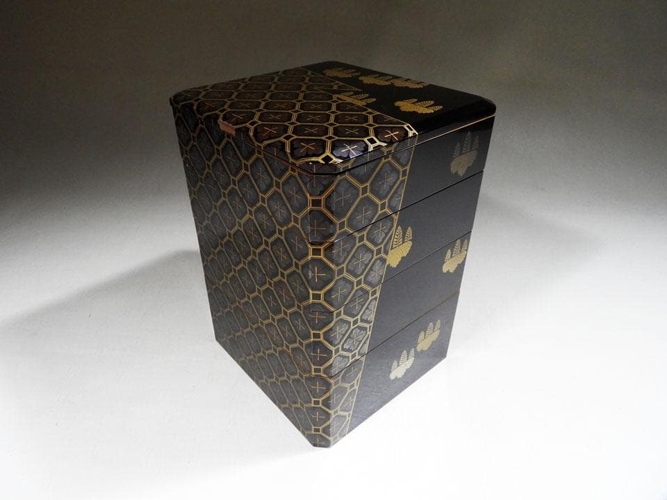 ●小さい 四段重箱 時代蒔絵 嵯峨桐 小紋尽くし 家紋 小重箱 片手の大きさ