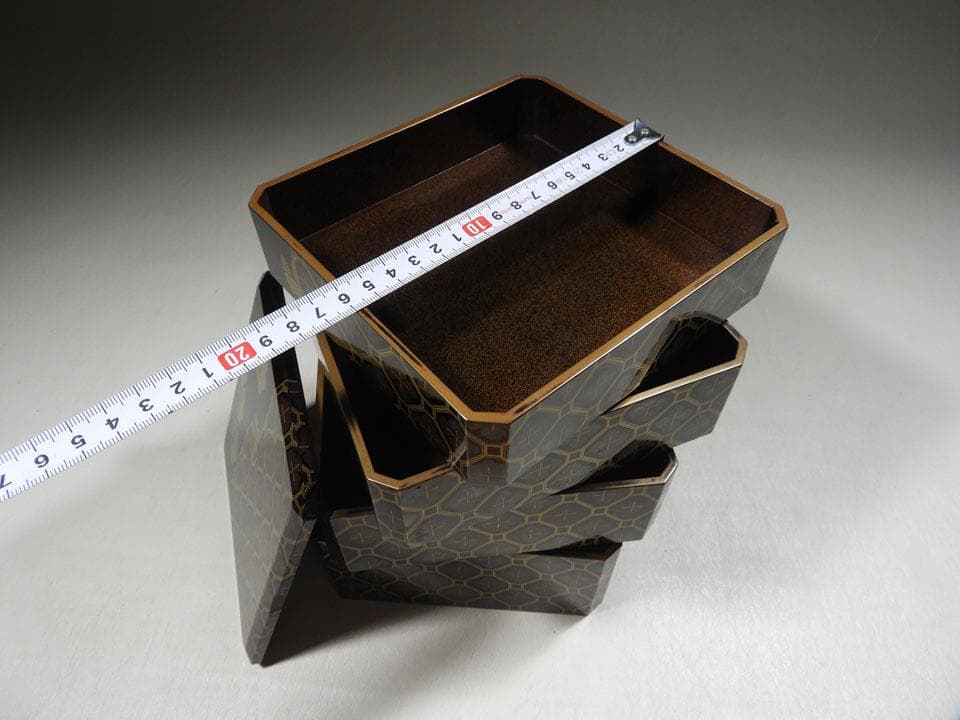●小さい 四段重箱 時代蒔絵 嵯峨桐 小紋尽くし 家紋 小重箱 片手の大きさ