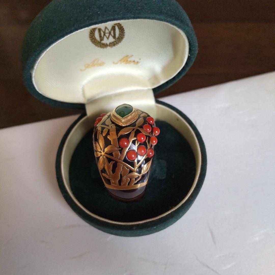 AKIO MORI「べっ甲に植物柄の金蒔絵、赤珊瑚、マーキス型の翡翠の指輪」