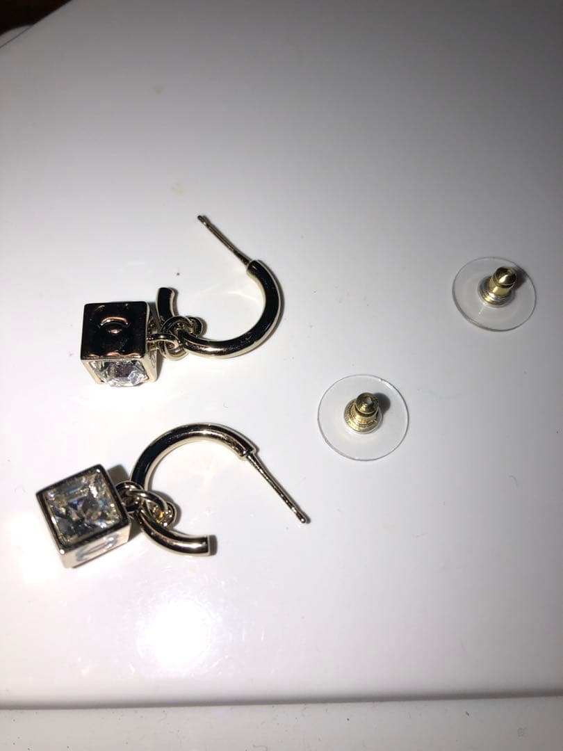 Chanel キューブ型フープピアス