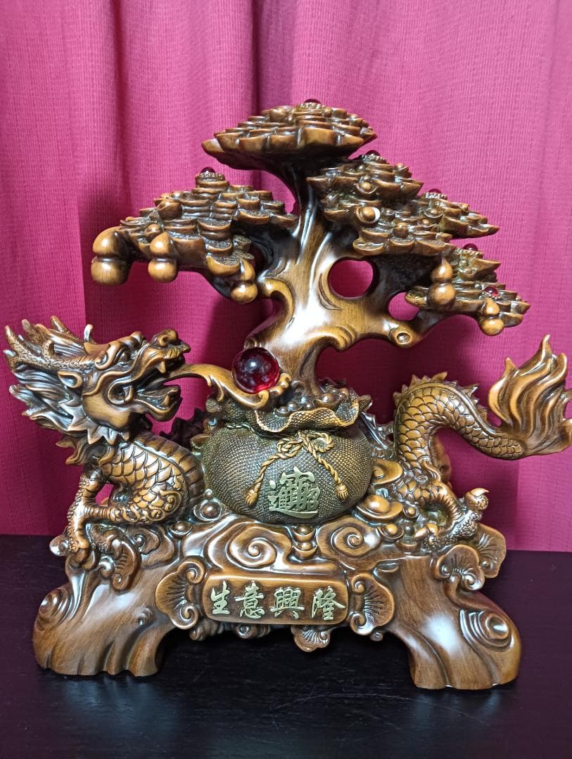 ドラゴンと木の彫刻置物