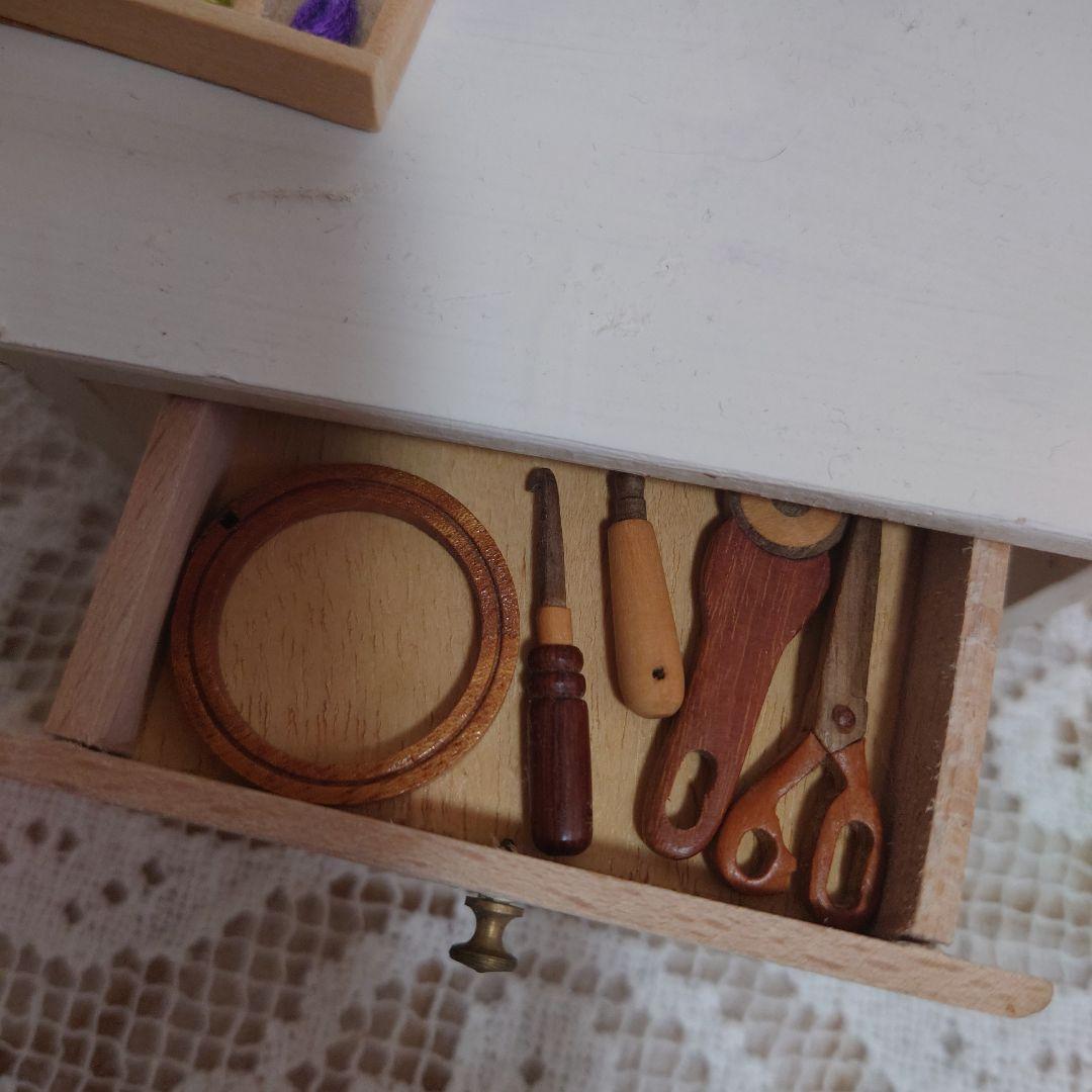 ヴィンテージテーブルとミニチュア裁縫セット、ドールハウス