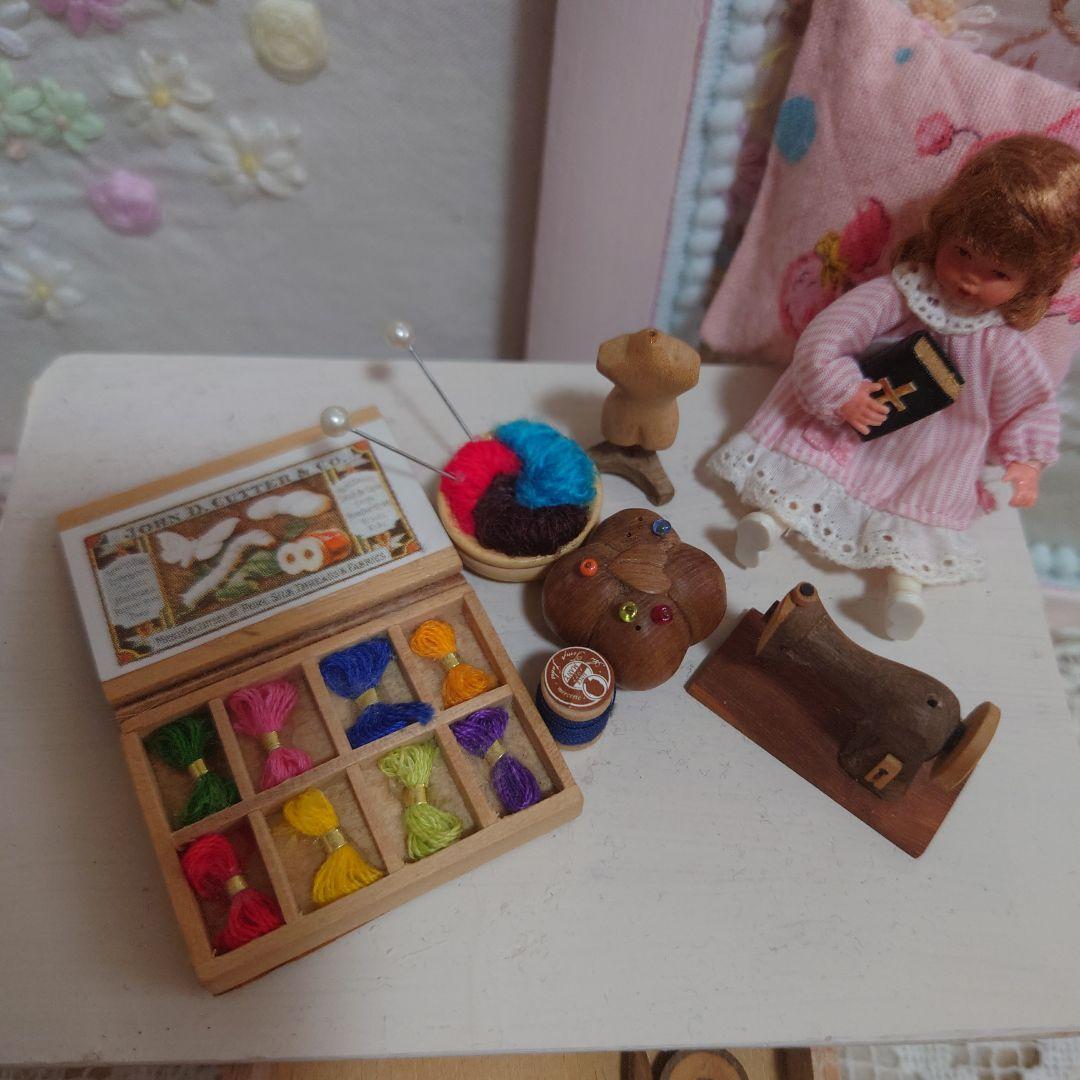 ヴィンテージテーブルとミニチュア裁縫セット、ドールハウス