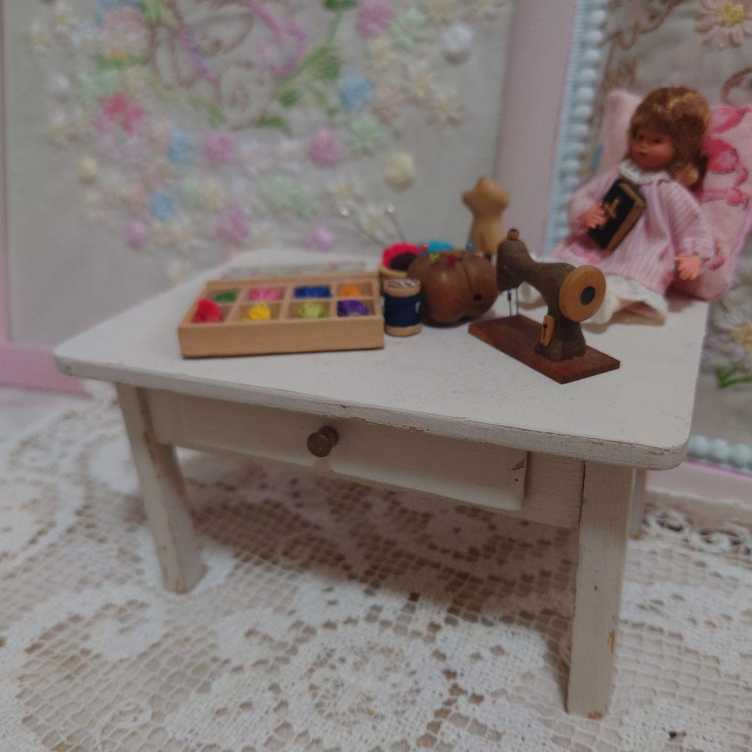 ヴィンテージテーブルとミニチュア裁縫セット、ドールハウス