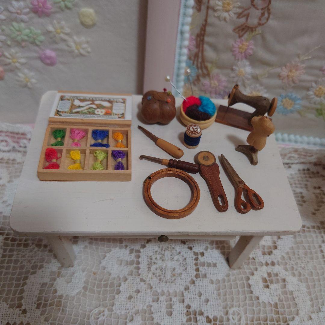 ヴィンテージテーブルとミニチュア裁縫セット、ドールハウス