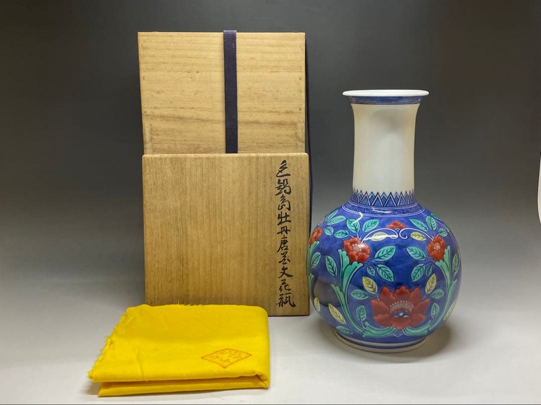 人間国宝　十三代　今泉今右衛門 色鍋島牡丹唐草文花瓶　四方桟共箱　共布　L36