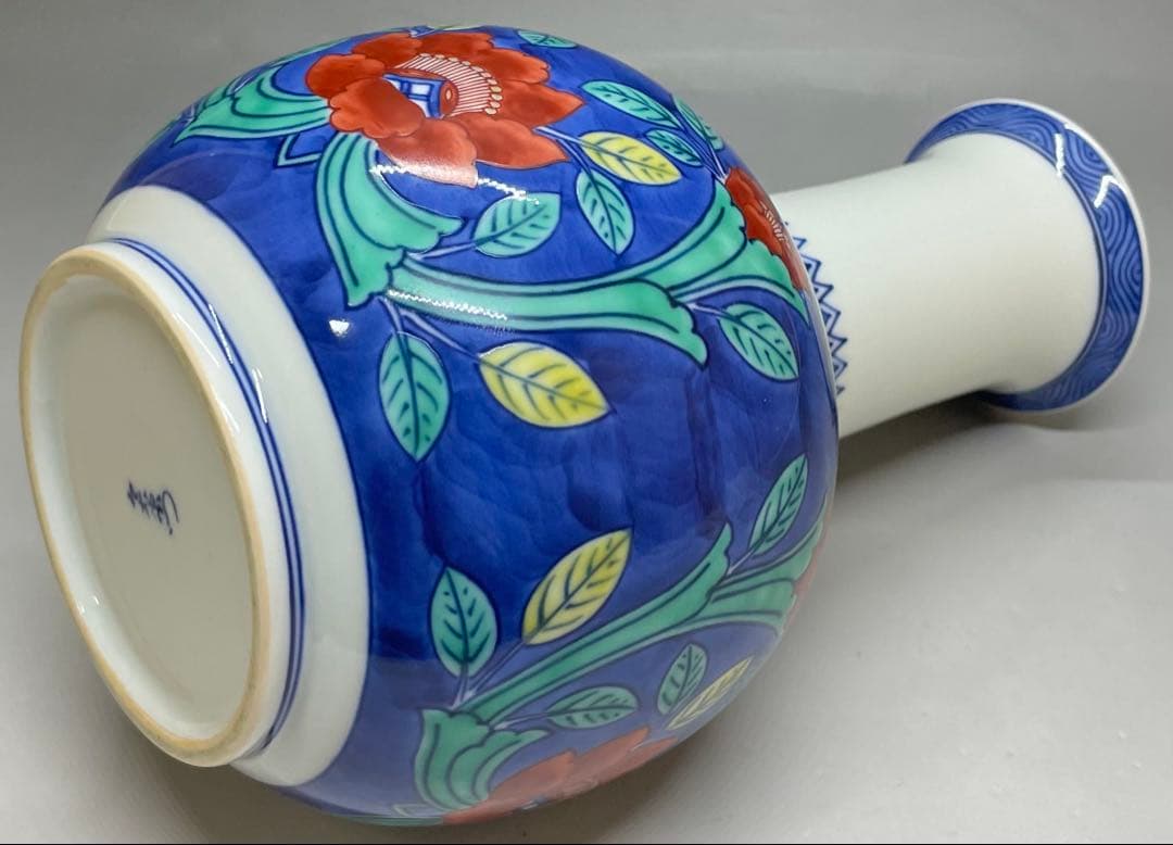 人間国宝　十三代　今泉今右衛門 色鍋島牡丹唐草文花瓶　四方桟共箱　共布　L36