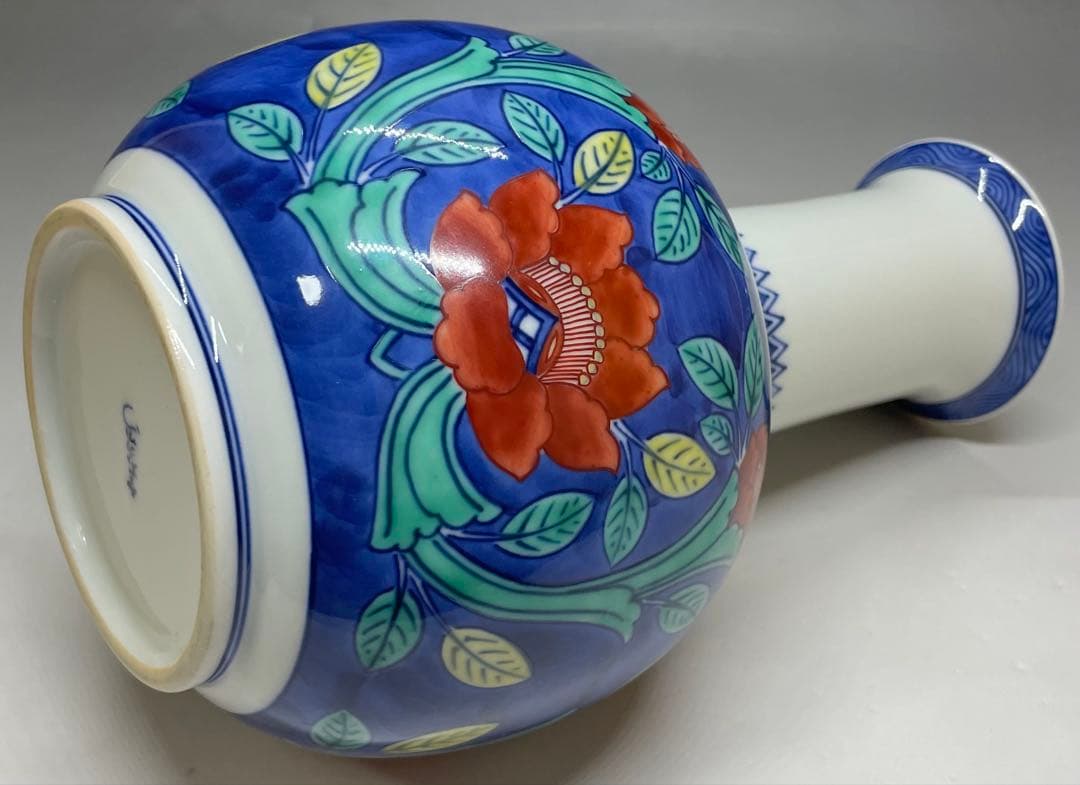 人間国宝　十三代　今泉今右衛門 色鍋島牡丹唐草文花瓶　四方桟共箱　共布　L36