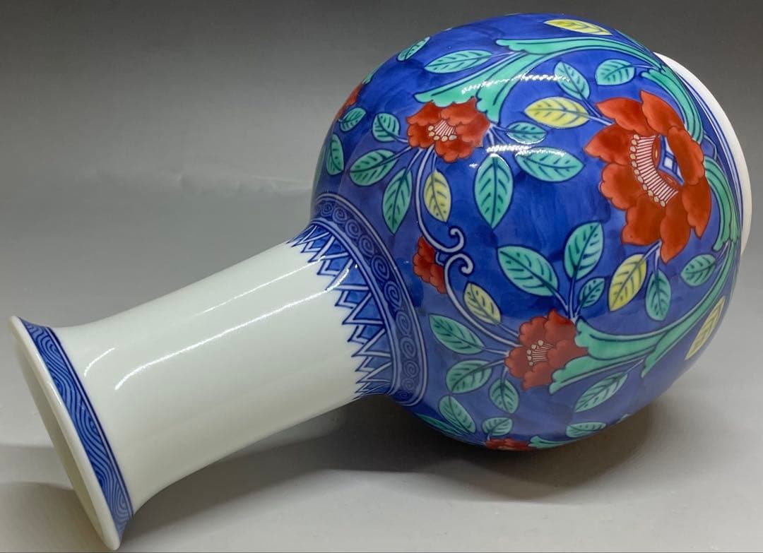 人間国宝　十三代　今泉今右衛門 色鍋島牡丹唐草文花瓶　四方桟共箱　共布　L36