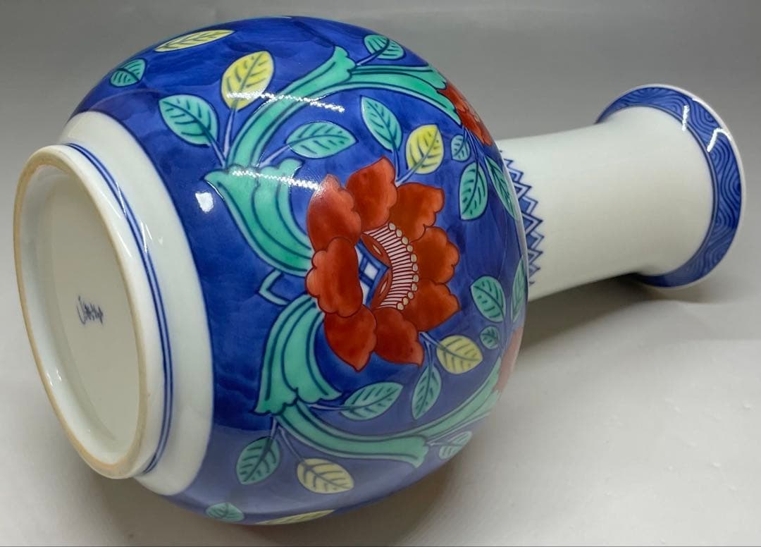 人間国宝　十三代　今泉今右衛門 色鍋島牡丹唐草文花瓶　四方桟共箱　共布　L36