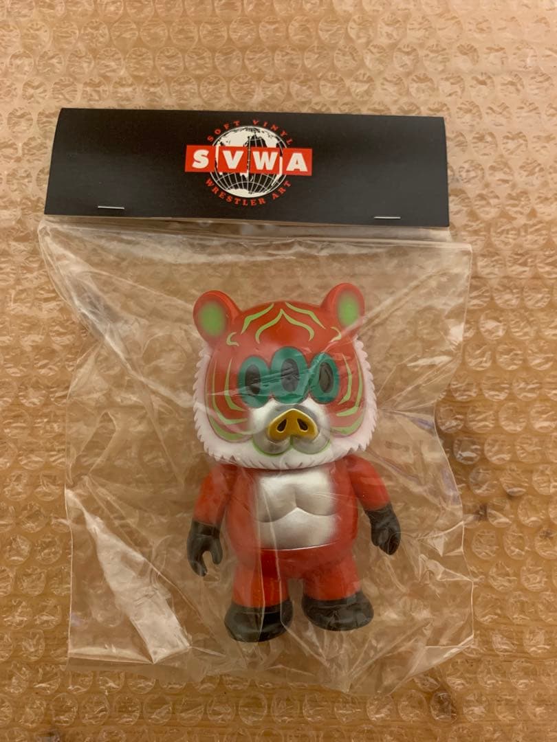 アートジャンキー x One up. ブタイガー レッド ソフビ