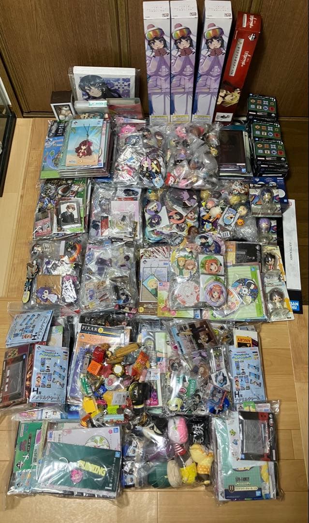 漫画　アニメ　グッズ　缶バッジ　アクリルスタンド　ラバーストラップ　ポスター