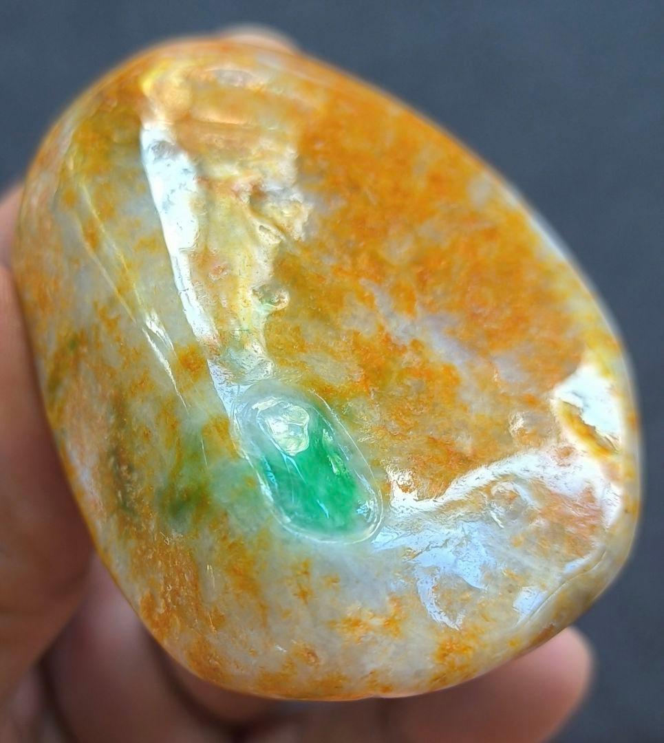 ミャンマー産本翡翠（ジェダイト）の原石（194ｇ）