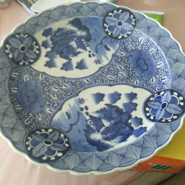 大皿骨董品です、時代わかりません、直径40センチ傷はありません、いいね