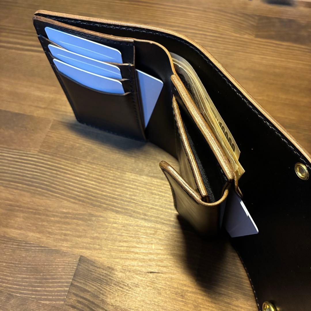 三つ折りミドルトラッカーウォレット　マリアムホースバット　丘染めブラック　茶芯