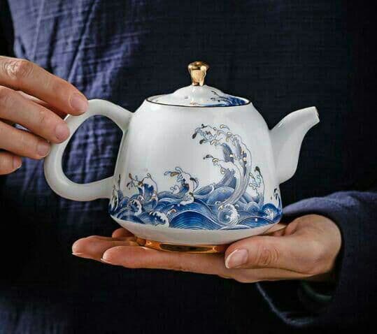 陶磁器の急須.  茶道具に急須を入れる