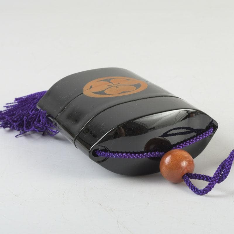 時代提げ物　黒漆　丸に片喰蒔絵　印籠　薬入　根付　緒締め玉　C　9446