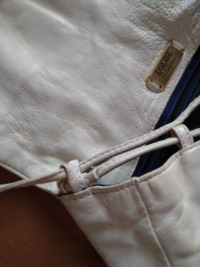 ロエベ ナッパレザー アナグラム ショルダーバッグ 白 ヴィンテージ