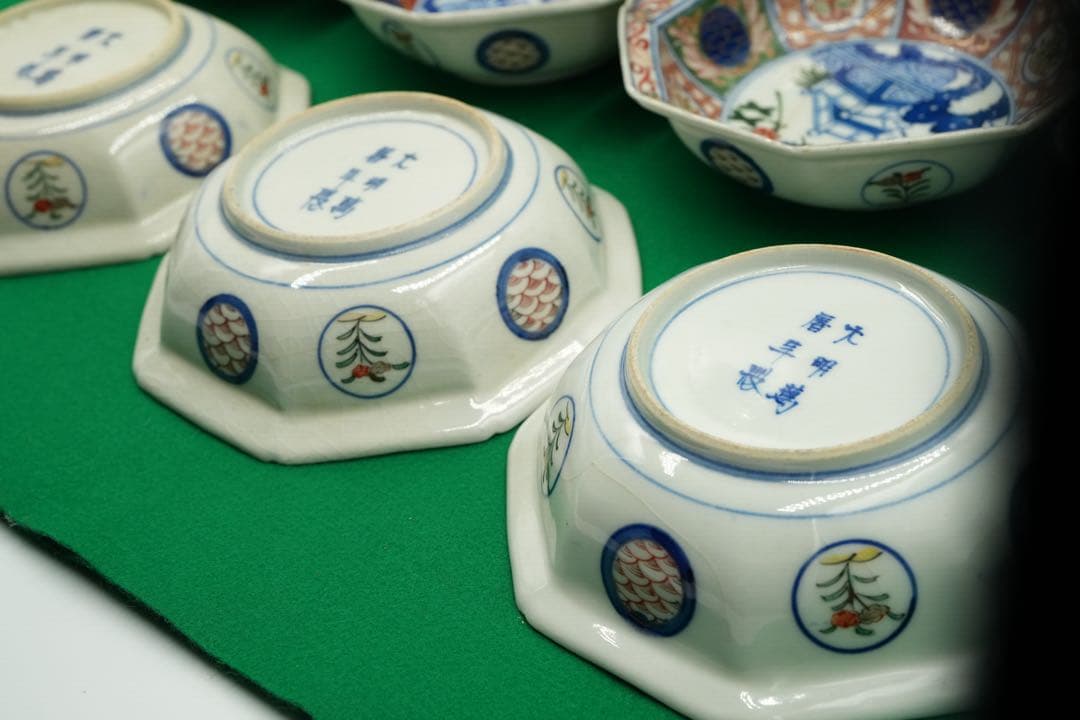 1，大聖寺伊万里１０客　赤絵金彩　八角中皿　大明萬暦年製　磁貫入　丸紋巻物　波図