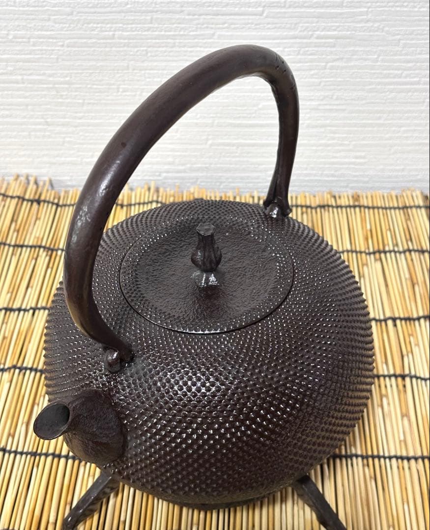 未使用品、供箱付　南部喜州 (及川 喜徳)造　鍛治打袋鉉　１８型　南部鉄瓶