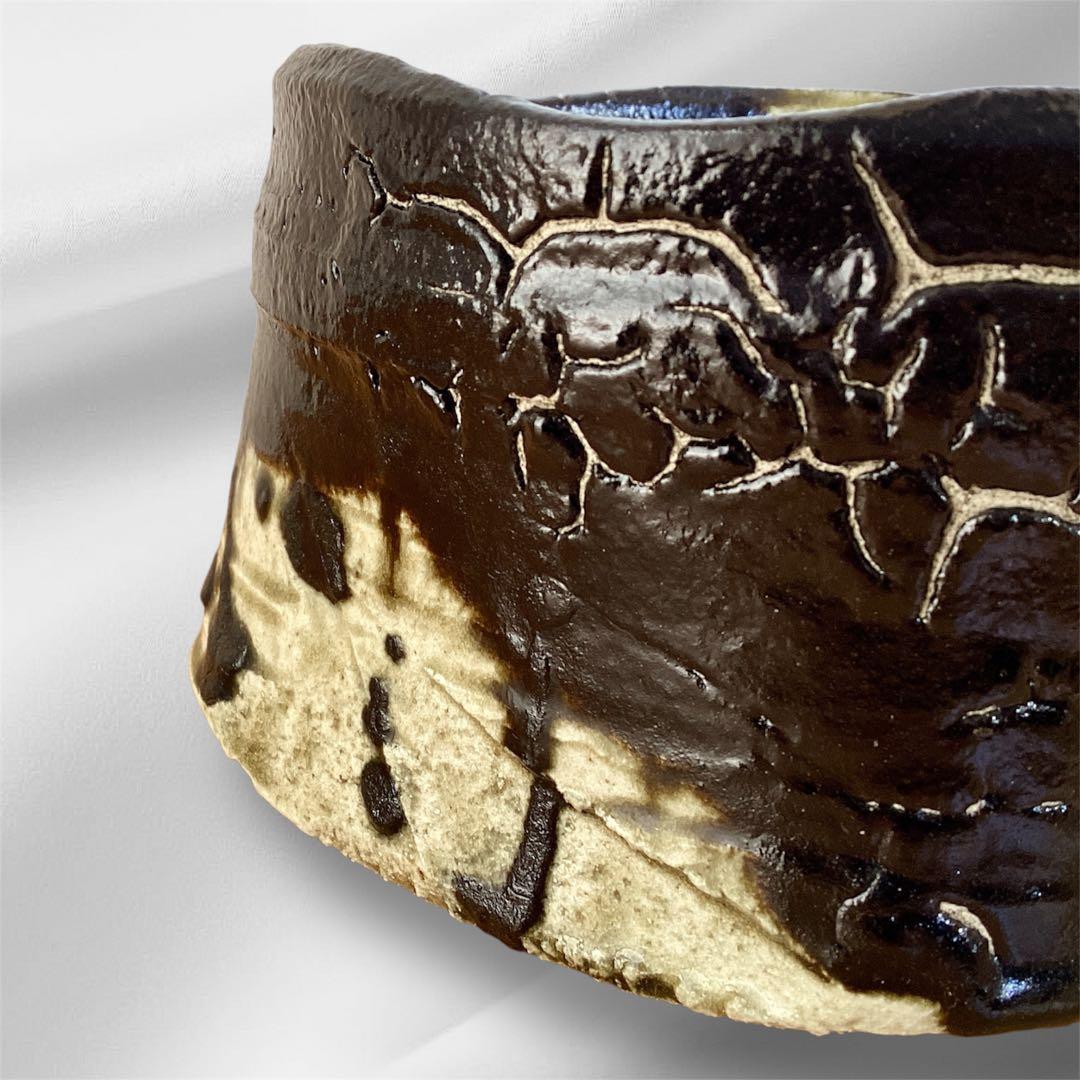 【山田和　美品　上位作】　黒織部　茶碗　共箱　共布　陶暦　造形美を堪能できる一品